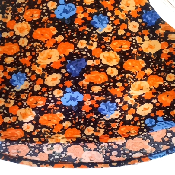 LulaRoe Floral Perfect T Top - Picture 5 of 11